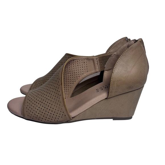 NWB: Journee Collection Aretha 2.75" Wedge Sandals in Nude Size 9 - Picture 9 of 10